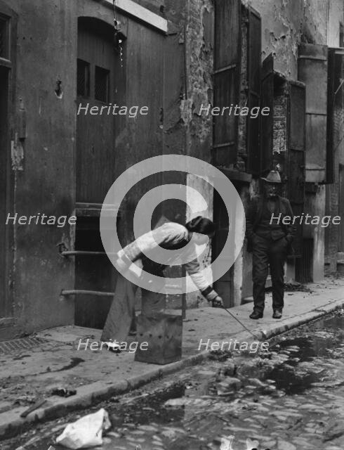Street scene, Chinatown, San Francisco, between 1896 and 1906. Creator: Arnold Genthe.