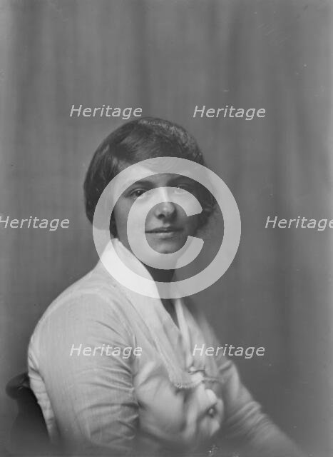 Miss Noyes, portrait photograph, 1919 Sept. 23. Creator: Arnold Genthe.