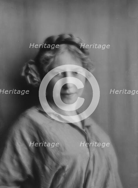 Behrends, Miss, portrait photograph, 1913. Creator: Arnold Genthe.