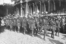 ''Aux armees Britanniques; L'arrivee a Marseille, le 7 mai, d'un contingent australien', 1916 (1924) Creator: Unknown.