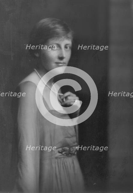 Flagg, M., Mrs., portrait photograph, 1917 July 24. Creator: Arnold Genthe.