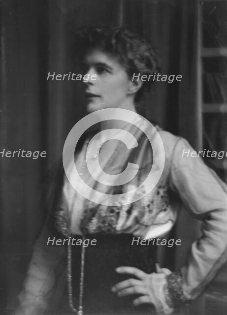 Piers, Muriel, Miss, portrait photograph, 1916 Jan. 14. Creator: Arnold Genthe.