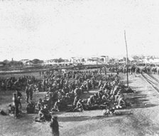 'Les premiers contingents Franco-Anglais a Salonique; Un detachement britannique...1915 (1924). Creator: Unknown.