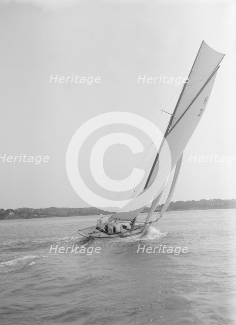 'Le Jade', a gaff rigged 8 Metre class yacht sailing close-hauled, 1912. Creator: Kirk & Sons of Cowes.