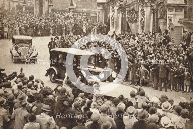'George VI and Queen Elizabeth leave Buckigham Palace to holiday in Windsor', 1937. Creator: Unknown.