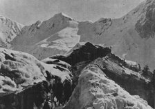 'Sur le front Italien; La guerre en haute montagne : tranchee et poste avance a..., 1916. Creator: Unknown.