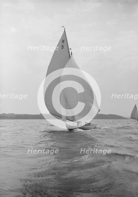 The 7 Metre yacht Strathendrick (K5) sailing with spinnaker, 1913. Creator: Kirk & Sons of Cowes.