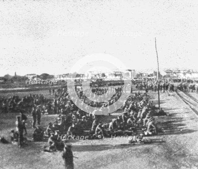 'Les premiers contingents Franco-Anglais a Salonique; Un detachement britannique...1915 (1924). Creator: Unknown.