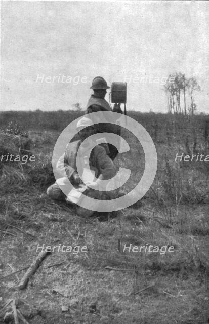 'Episodes de l'offensive de la Somme; Lieutenant observateur d'artillerie, avec son..., 1916. Creator: Unknown.