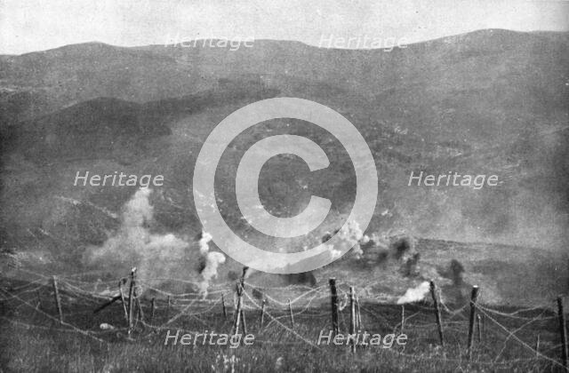 'La prise du Braunkopf; en Alsace: bombardement des tranchees allemandes', 1915. Creator: Unknown.