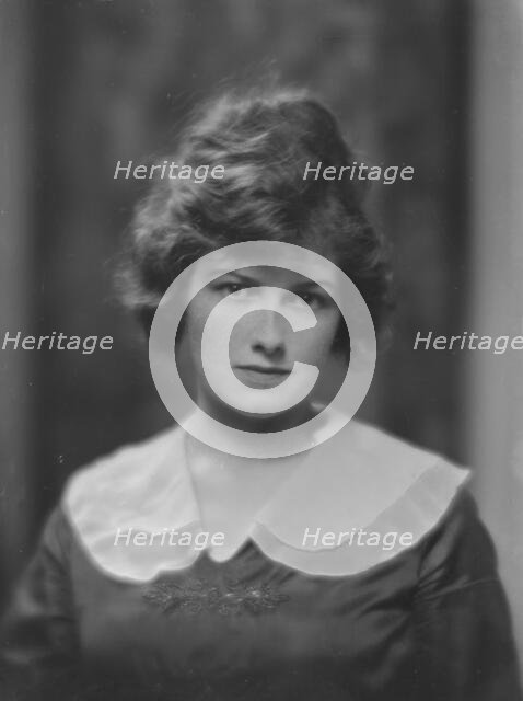 Huber, J.C., Mrs., portrait photograph, 1916 May 8. Creator: Arnold Genthe.