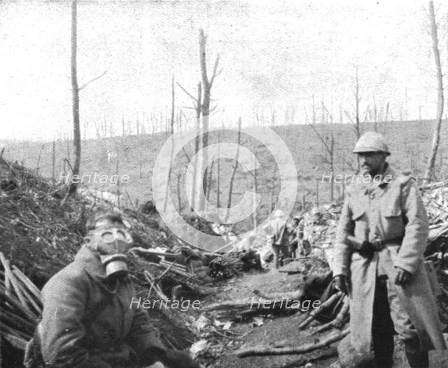 'Le Champ de Bataille; Nos soldats s'amusent: un fantassin s'est applique un masque... 1916 (1924) Creator: Unknown.