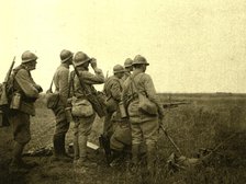 '' A l'est de Montdidier; Mitrailleuse tirant a decouvert sur des groupes d'ennemis en..., 1918. Creator: Unknown.