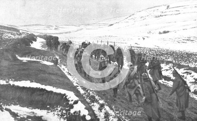 'Le repli de l'expedition Franco-Britannique; Un detachement francais d'arriere..., 1915 (1924). Creator: Unknown.