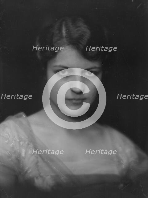 DeMesa, Mrs., portrait photograph, 1915. Creator: Arnold Genthe.
