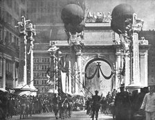 'Le Retour des Vainqueurs; A New York: l'Arc de triomphe de Madison Square, au moment..., 1919. Creator: Unknown.