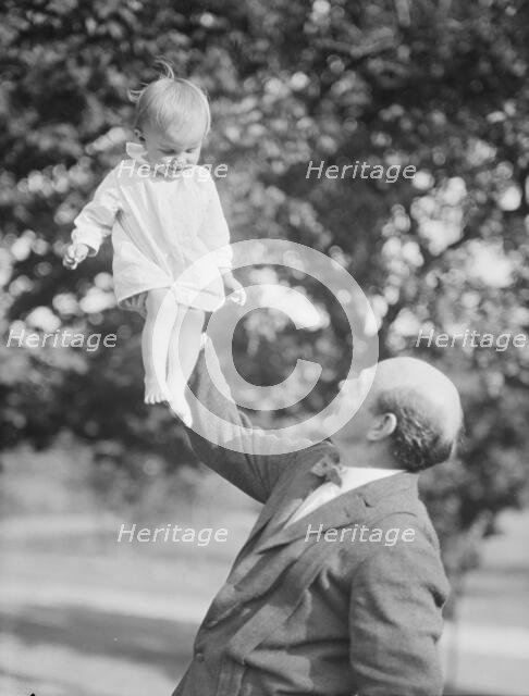 Borglum, Gutzon, Mr., and child, outdoors, 1917 Aug. 18. Creator: Arnold Genthe.