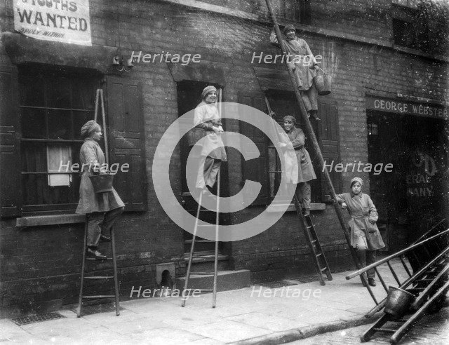 Women window cleaners, Nottingham, Nottinghamshire, 1917. Artist: Unknown