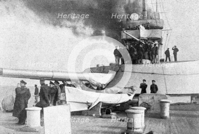 'Un nouvel ennemi: Le Bulgare; Les officiers du superdreadnought russe "Imperatrice...1915 (1924). Creator: Unknown.