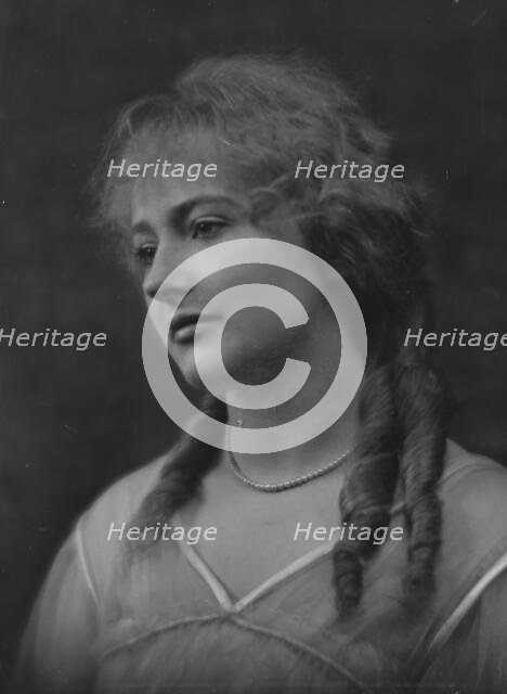 Crosbie, Violet, Miss, portrait photograph, 1916 Mar. 17. Creator: Arnold Genthe.