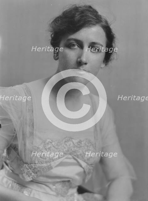 Underwood, S.K., Mrs., portrait photograph, 1916. Creator: Arnold Genthe.