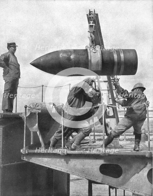 'La Bataille de la Somme; La replique au 420: notre obus de 440', 1916 (1924) Creator: Unknown.