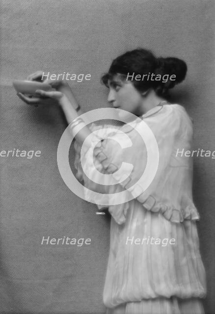 Namara-Toye, Mme., portrait photograph, 1912. Creator: Arnold Genthe.