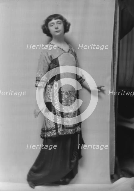 Martin, Alice, Miss, portrait photograph, 1914 Mar. 23. Creator: Arnold Genthe.