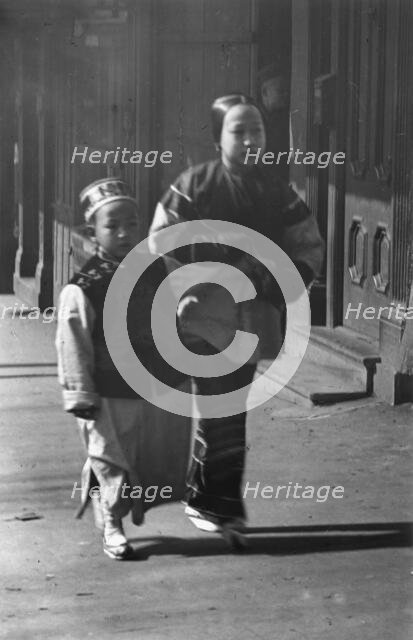 Washington Street, Chinatown, San Francisco, between 1896 and 1906. Creator: Arnold Genthe.