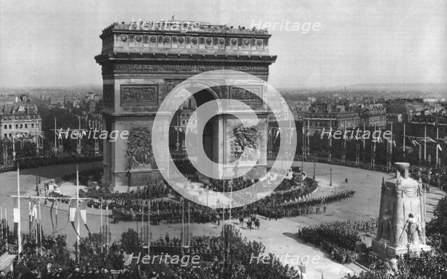 'Le jour de gloire; le defile triomphal; le vainqueur de la marne en 1914 et le commandant...,1919. Creator: Unknown.