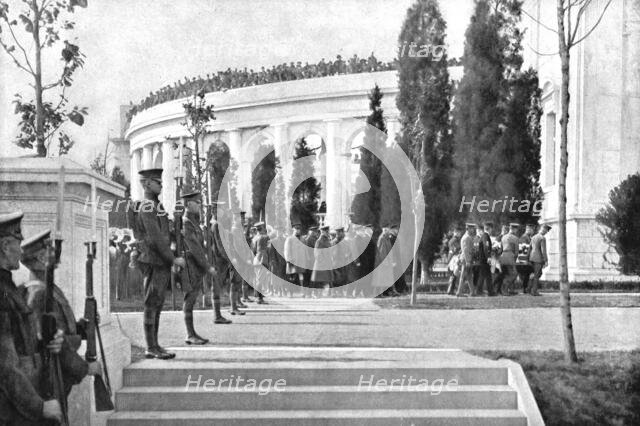 'Le "Soldat Inconnu" Americain; le cercueil contenent la depouille glorieuse arrive..., 1921. Creator: Unknown.