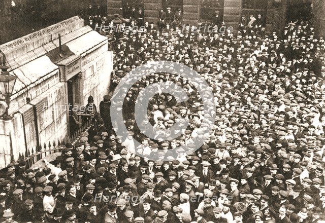 A mass of spectators at the Monument, London, 18 April 1913. Artist: Unknown