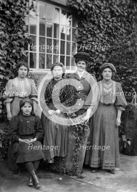 Young women, Byfield, Northamptonshire, 1904. Artist: Alfred Newton & Sons