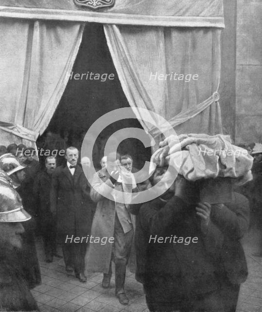 ' "La Guerre a L'Allemande"; un permissionnaire du front, arrive pour trouver son foyer..., 1918. Creator: Jean Clair-Guyot.