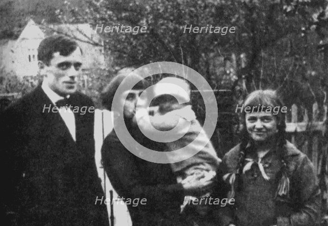 Marina Tsvetaeva with husband and children. Prague, 1925.