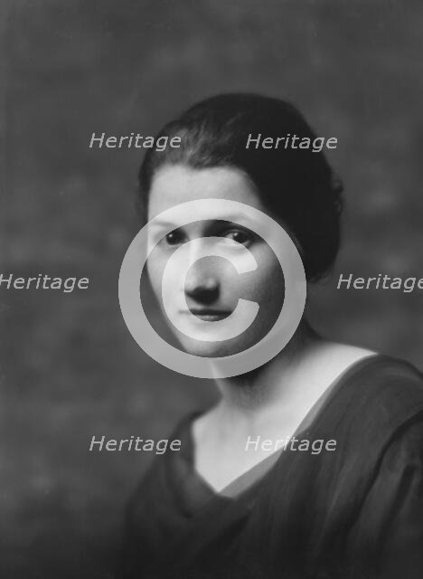 Smith, Dorothy, Miss, portrait photograph, 1917 Apr. 18. Creator: Arnold Genthe.