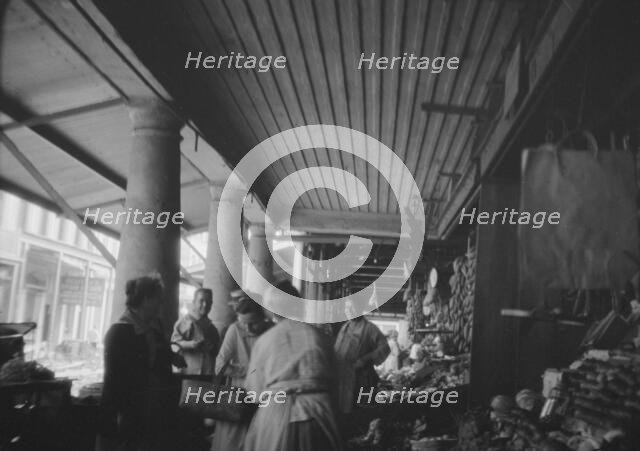 Market scene, New Orleans, between 1920 and 1926. Creator: Arnold Genthe.