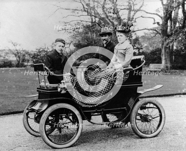 People in a De Dion Vis-a-Vis car, 1902. Artist: Unknown