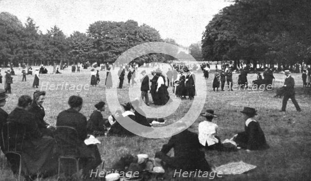 'Paris pendant la "Bataille de Paris"; le dimanche au bois de Boulogne', 1918. Creator: Unknown.