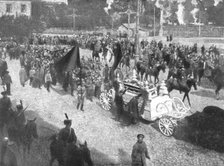 ''La terreur Rouge; Pompes boicheviques; funerailles du terroriste Ouritzky a Petrograd..., 1918. Creator: Unknown.