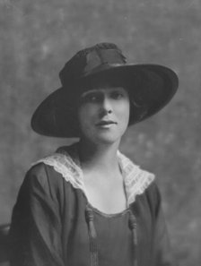 Nicholson, Martha, Miss, portrait photograph, 1916 Apr. 22. Creator: Arnold Genthe.
