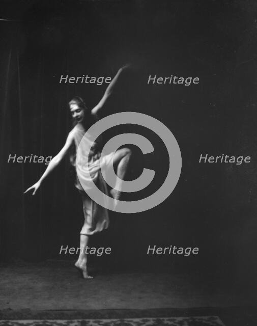 Lyons, Helen, Miss, between 1917 and 1921. Creator: Arnold Genthe.