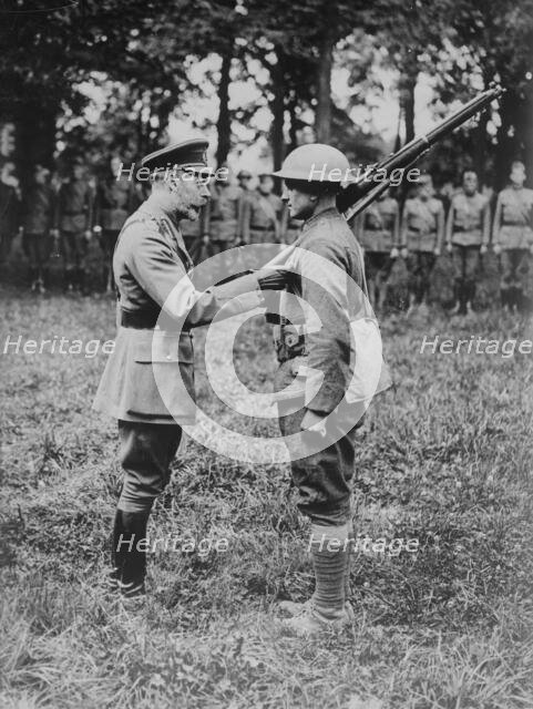 King Geo. decorates American, 5 Oct 1918. Creator: Bain News Service.