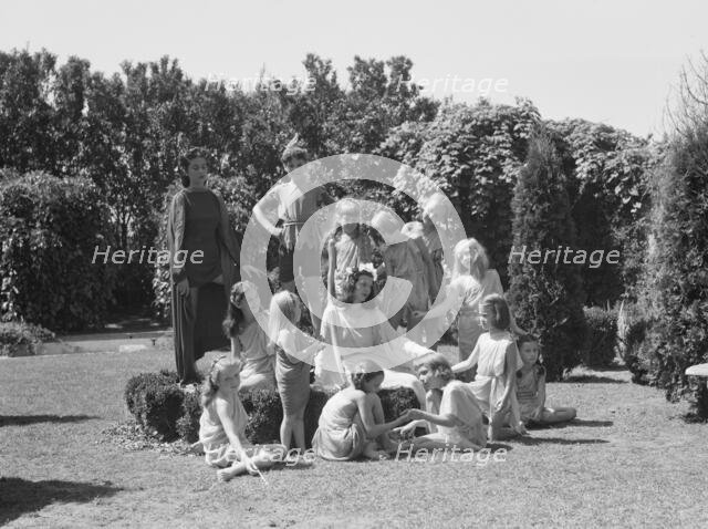 Anita Zahn dancers, between 1911 and 1942. Creator: Arnold Genthe.