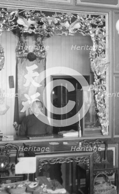 A goldsmith's shop, Chinatown, San Francisco, between 1896 and 1906. Creator: Arnold Genthe.