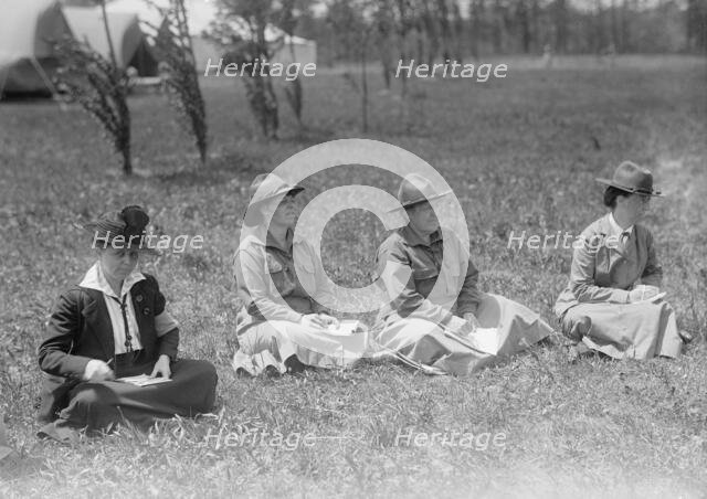 Woman's National Service School, Under Woman's Section, Navy League, Receiving Signal, 1917. Creator: Harris & Ewing.