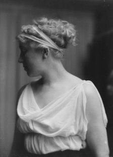 Kuhn, Miss, portrait photograph, 1915 May 15. Creator: Arnold Genthe.