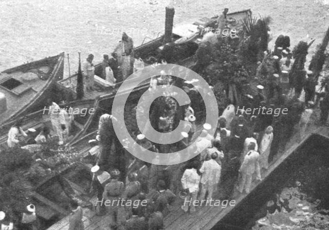 'Aviateurs; Les funerailles de L'aviateur Francais Jean Roulier', 1916. Creator: Unknown.
