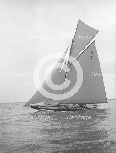 'Gundred' sailing close-hauled, 1913. Creator: Kirk & Sons of Cowes.