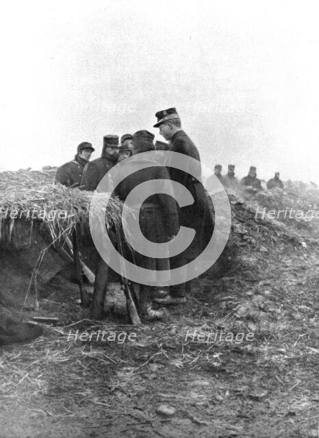''La Guerre de Tranchees; Le "Roi-camarade"; Albert 1er Dans les tranchees d'Avecapelle', 1915. Creator: Unknown.